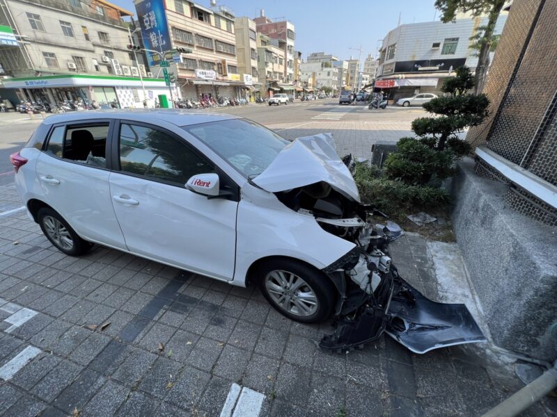 白色賓士與小客車疑行車糾紛致撞擊民宅