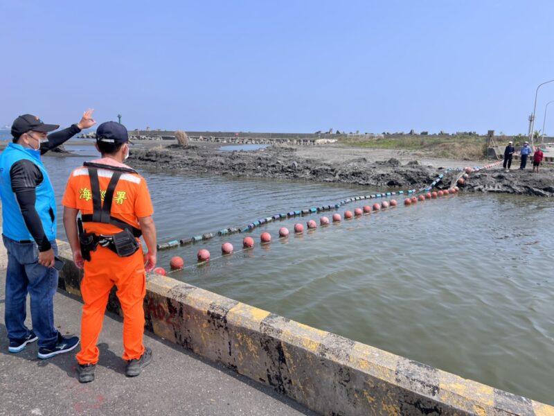為維護漁港汛期安全  高雄海洋局積極進行攔木網實地演練