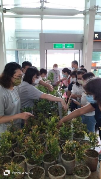 高鐵左營站邀您一起「共植美好」世界地球日1,200株樹苗贈旅客