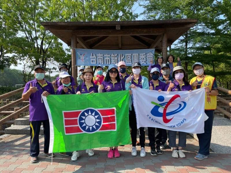 新化救國團假日淨山 公園步道變萊茵河