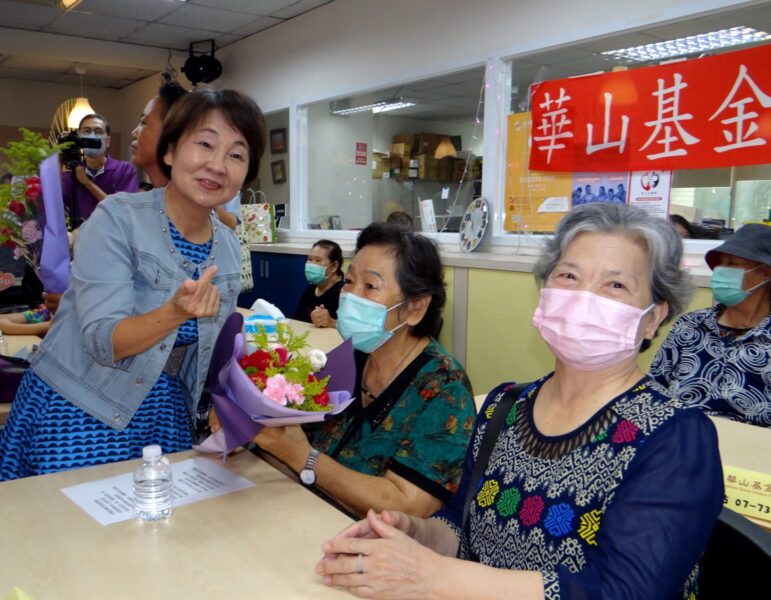 正修攜手華山獻暖伴孤老 為阿嬤剪髮 按摩 唱歌過母親節