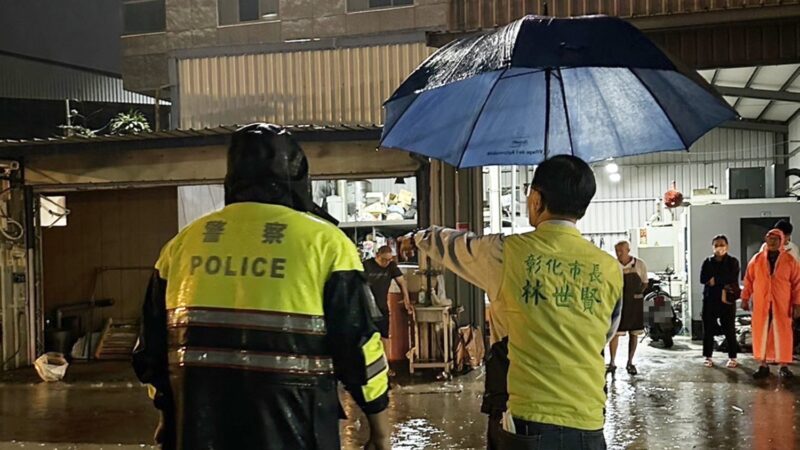 彰化市長巡視關心彰南路大雨淹水　彰警背負騎車跌倒老翁脫困