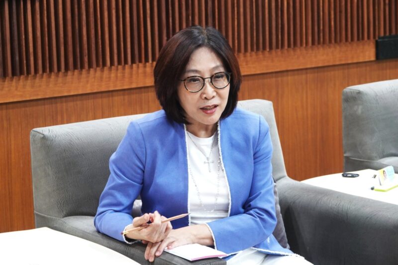 日本朝日新聞採訪南臺灣女性政治代表人物康裕成議長