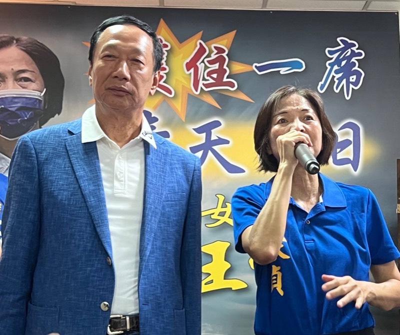 國民黨台南市第五選區立委參選人台南市議員王家貞歡迎來訪的郭台銘董事長。