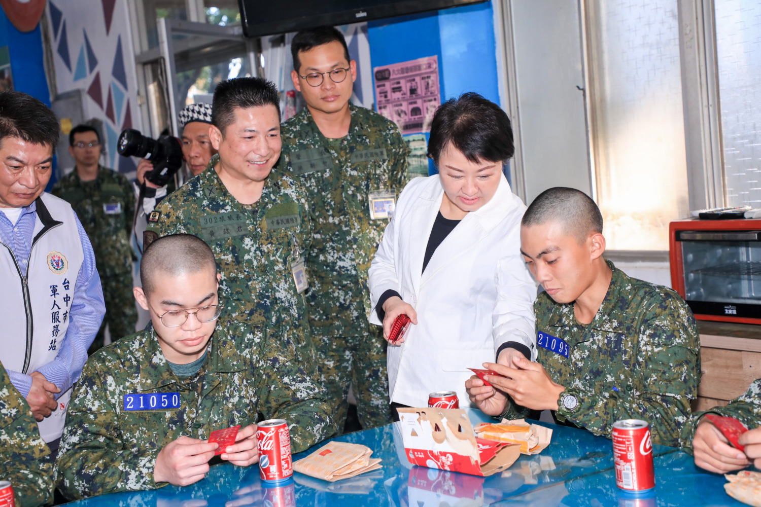 赴成功嶺探視首批1年制義務役男！盧市長帶漢堡、可樂現身 台中子弟兵笑開懷