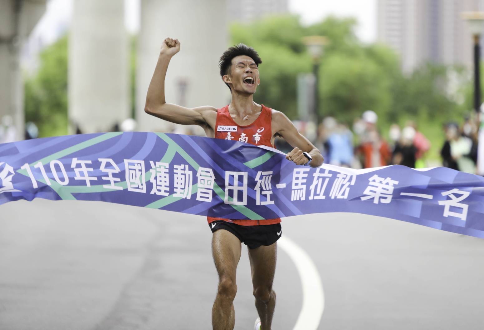 臺南馬拉松選手挑戰韓國汝矣島櫻花馬拉松  體育局陳良乾局長為選手加油