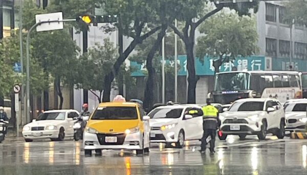 豪雨來襲交通壅塞｜警急調度強化交通疏導