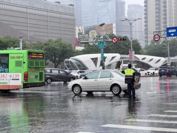 中市交警義交豪雨中指揮、堅守崗位  市民上班上學交通不打結