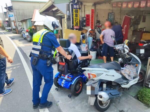 大熱天電動代步車罷工  警員熱心援助推行1公里解圍