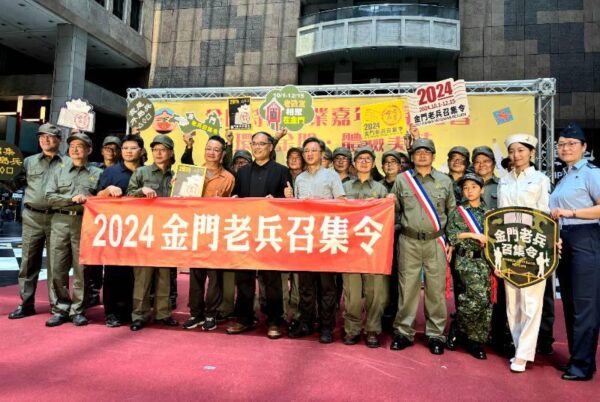 精神答數 金門老兵召集令首場草綠服軍歌快閃吸睛登場