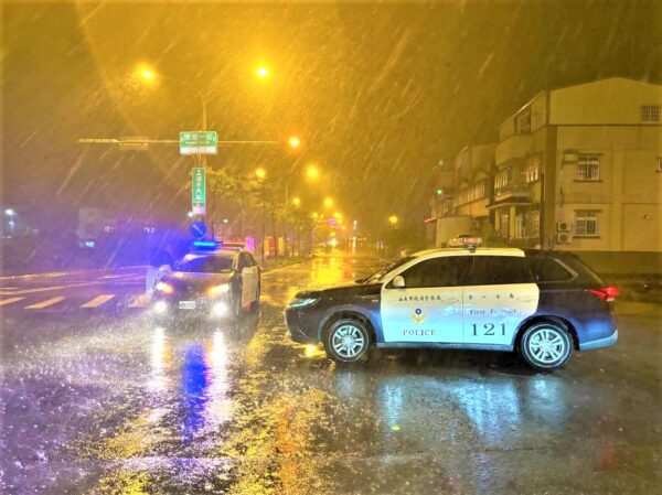 湖子內居民受困颱風侵襲　八掌警風雨中協助救災紓困