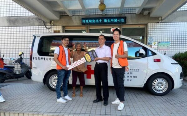 劉明龍捐贈琉球衛生所救護車　頒能拋磚引玉造福鄉親