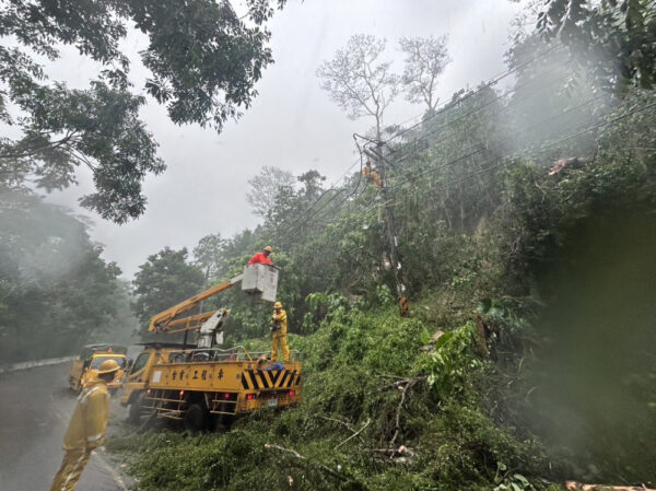 凱米颱狂襲臺南逾9萬戶停電 台電台南＋新營2區處全力搶修復電