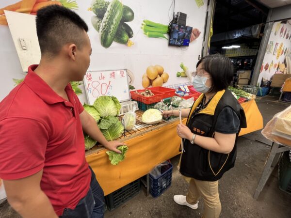 南市府風雨無阻訪菜價 葉菜災損價揚籲民眾以根莖類或冷凍蔬菜替代