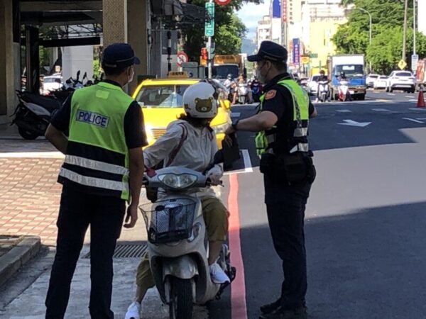 中市交大9月交安月「行人正義」大執法-「車輛慢看停、行人安全行」