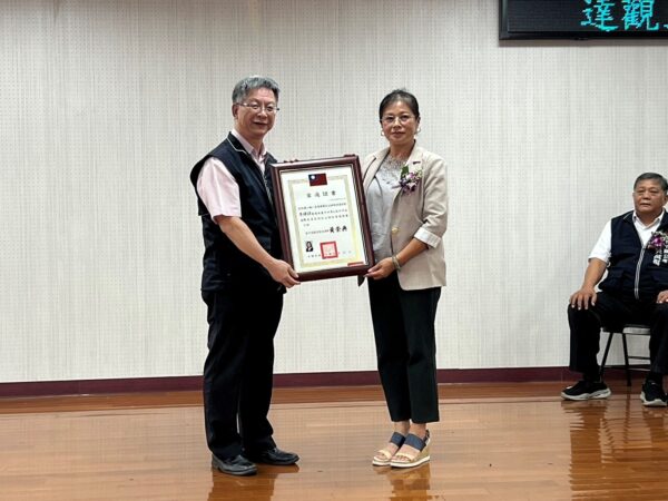 和平區首位女性里長李嬋娟就職　中市民政局頒當選證書