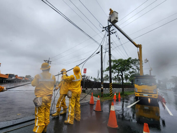 強颱康芮造成逾3772戶停電 台電新營區處全力搶修中