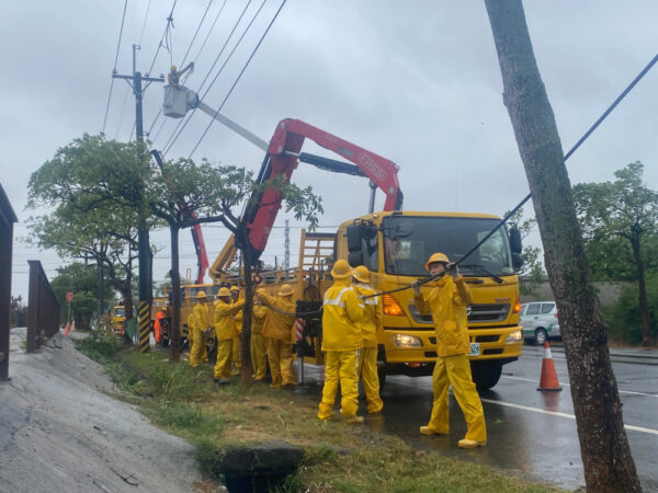 強颱康芮登陸  台電新營：累計近萬戶停電1892戶全力搶修中