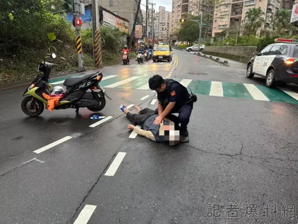 影／基隆老翁騎車自摔 警即刻施救心肺復甦挽回一命