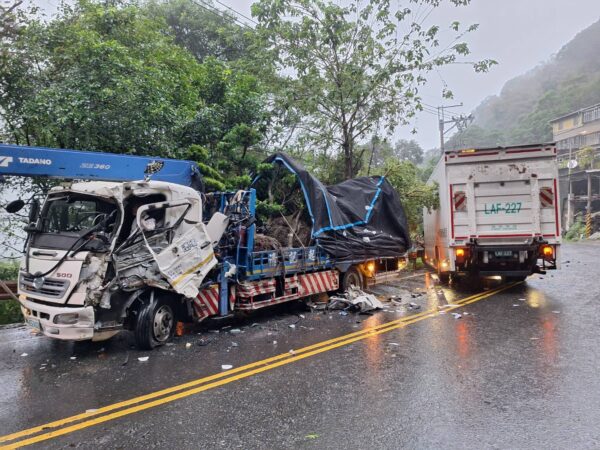 快訊／北宜公路大型貨車對撞　2男駕駛受傷送醫