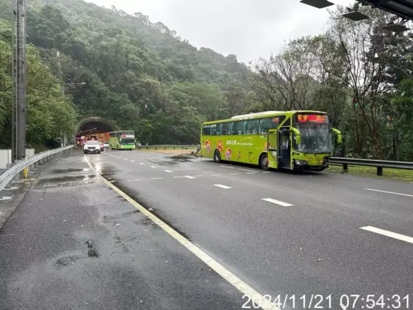 未保持安全距離！國道五號客運追撞3車 1人臉挫傷送醫