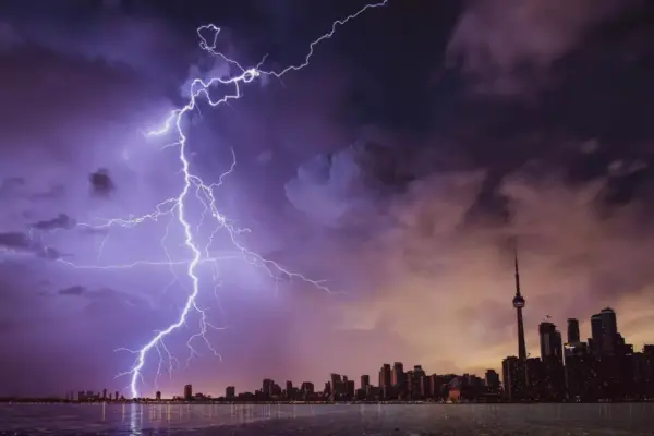 雷擊悲劇連環發生！祕魯球員遭雷劈亡　英國男子雨中玩SUP殞命