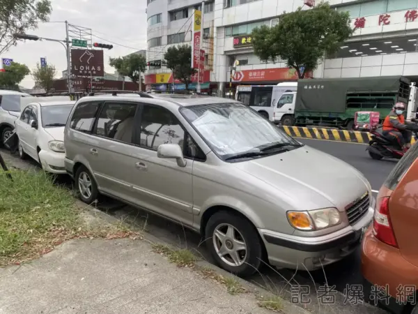 影/台中潭子連環車禍 小貨車失控撞停車 4車受損1人傷