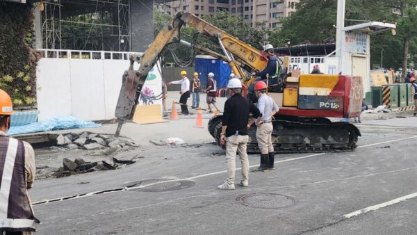 高市鼓山區美術東二路人行道出現塌陷下陷，建管處即啓動危機管控處理