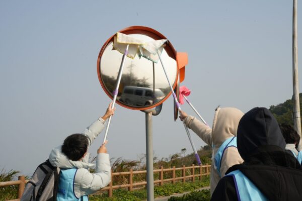 海大生徒步環島擦亮馬祖北竿全島反光鏡　守護用路安全