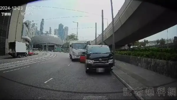 影/香港西環4車連環相撞 69歲的士司機被困車底昏迷搶救