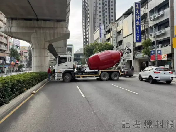 台中水泥車橫檔文心路中　驚險車禍引發大塞車