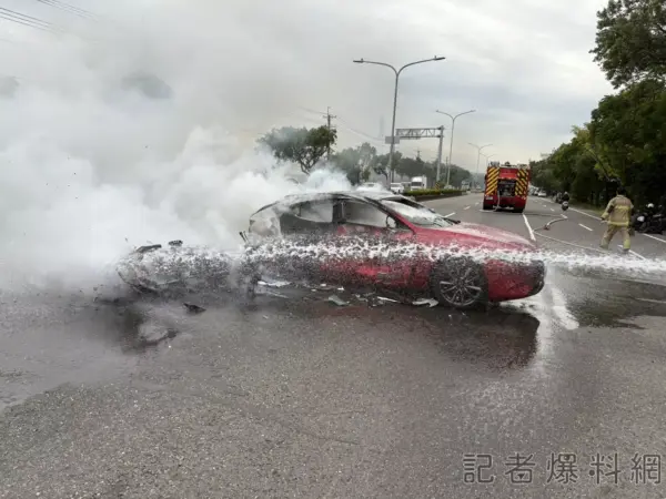 快訊／台南「汽機車碰撞」起火！自小客遭惡火吞噬　騎士擦傷送醫救治