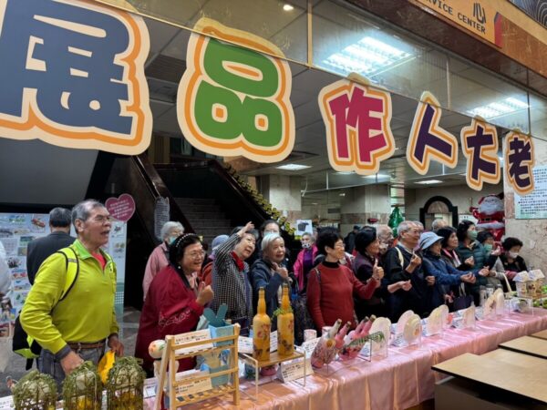 【萬歲聖誕 百人同慶】  老大人作品展展現銀髮族的創造力