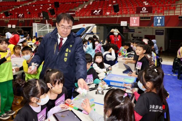 臺南市AI機器人創意暨全國冠軍盃登場 黃偉哲加碼獎金勉勵學子發揮創意挑戰未來