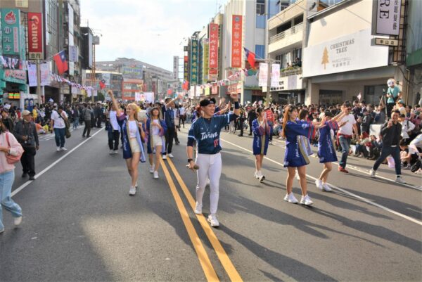 富邦悍將應援團領軍前導　嘉義市管樂踩街瘋狂沸騰