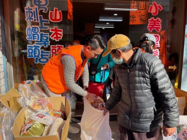 大岡山產業發展協會和慈善團體發起第一波發起「愛心年菜歲末送暖」活動