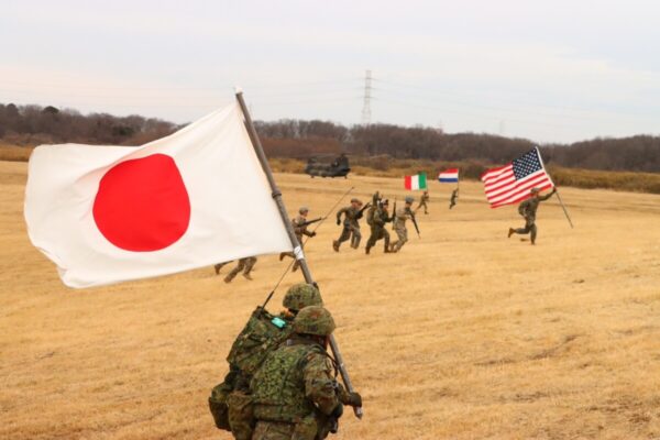 2025年1月春節日本日本令和7年第1空挺團初降下 邀請來自全球12個國家的傘兵參與空降跳傘訓練與奪回釣魚台演習