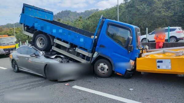 國道1號連環車禍　小貨車車尾遭擠壓騰空！