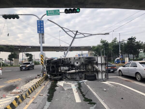 （有片）屏東萬丹連環車禍！　5車相撞路燈被撞倒