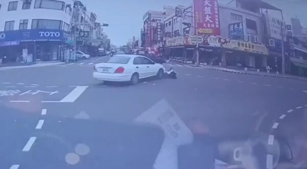 （有片）離奇車禍！　自小客車撞機車騎士乘客落引擎蓋