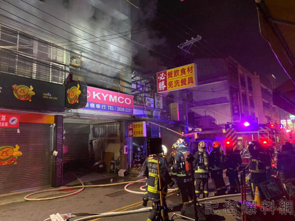 影/台中沙鹿深夜竄火舌！餐飲倉庫陷火海 46名消防員奮戰兩小時撲滅