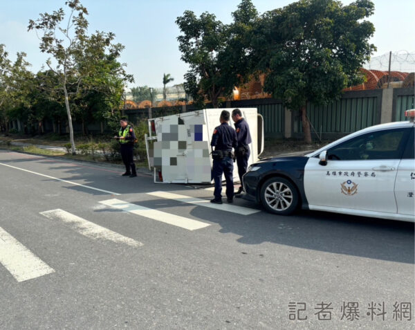 高雄吐司車左轉「地心引力抓不住」翻了！駕駛自行爬出車外