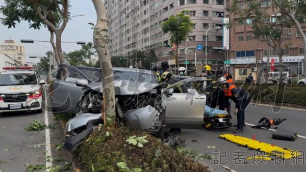 快訊／高雄男駕車「疑精神不濟」撞分隔島！痛苦哀嚎撞擊瞬間曝