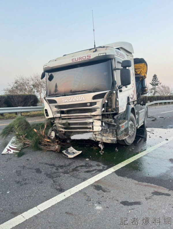 台78線拖板車自撞衝越對向車道 現場混亂造成內線封閉