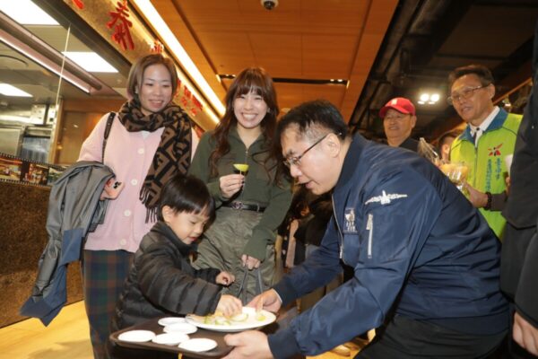 黃偉哲板橋大遠百行銷臺南新春賀歲好禮 邀大家來「款」年貨賀新年