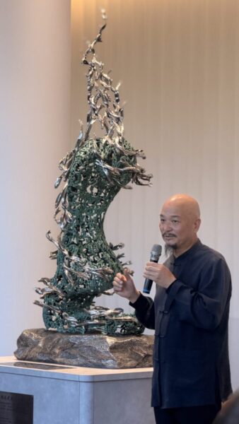 許文融大師於高雄港旅運中心揭幕雕塑《美麗傳說》，現場揮毫引領國風之美！