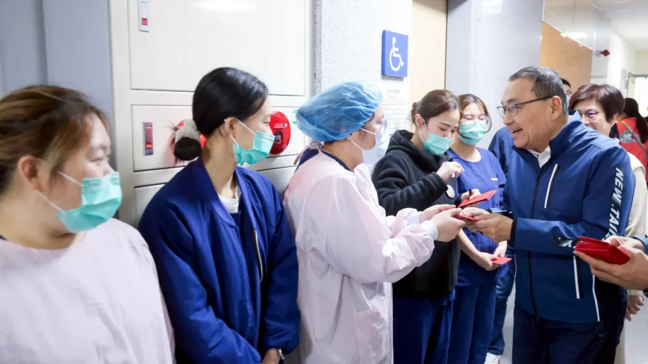 除夕慰問新北聯醫　侯友宜感謝醫護人員　守護民眾健康
