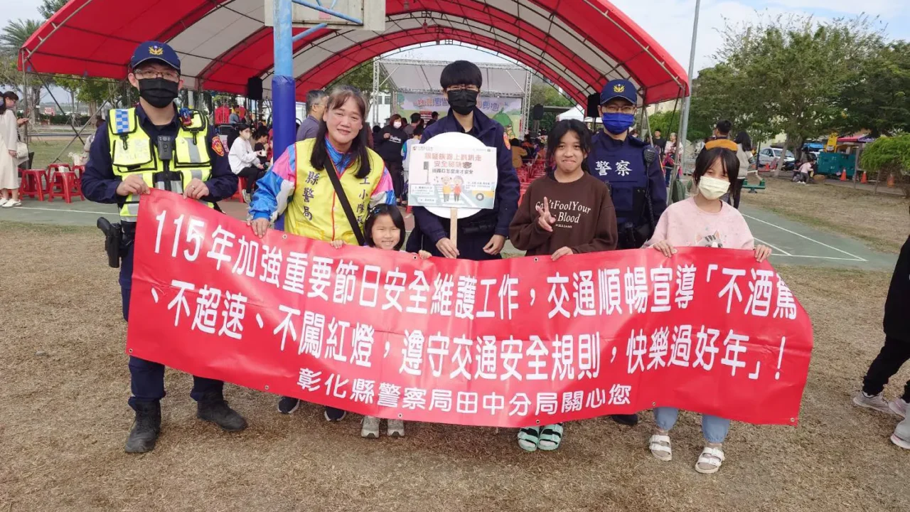 里樂公園童趣開箱　社頭警大手牽小手宣導交通平安