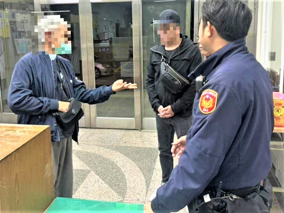 不慎騎錯機車  長竹警助老翁歸還原車主