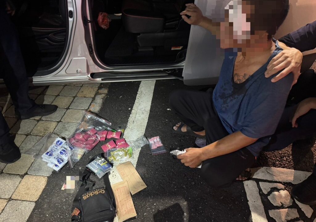 拍違停反遭痛毆！警追車逮人　驚見243件毒品「行動補給站」